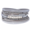 Detail eines böhmischen mehrlagigen Perlenarmbands mit Silbermetall-Akzenten und grauen Kordeln - Silber