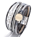 Bracciale multistrato bohémien in pelle con perle barocche e ciondolo in metallo dorato - Grigio