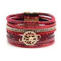 Dettaglio macro del bracciale avvolgente rosso con ciondolo albero della vita dorato e strass - Rosso