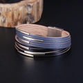 Mehrlagiges geflochtenes Lederarmband mit blau-schwarzen Riemen und Magnetverschluss - Blau + Schwarz