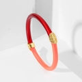 Detalle de pulsera de resina roja y coral con conector de metal dorado en relieve - Naranja Fluorescente + Rojo