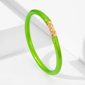 Detalle del brazalete de purpurina de PVC verde manzana con detalles de cristal brillante - Verde
