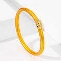Pulsera de silicona dorada con detalle de rosa en 3D sobre fondo blanco minimalista - Dorado