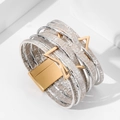 Bracciale bohémien multistrato in pelle con triangolo in metallo dorato e chiusura magnetica - Argento