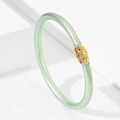 Pulsera de silicona verde con purpurina y un cierre ovalado dorado grabado elegante - Verde claro