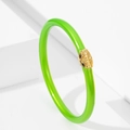 Pulsera de silicona verde esmeralda con un motivo en relieve dorado estilo tradicional - Brazalete con Patrón de Nubes / Verde
