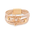 Detail eines mehrlagigen Lederarmbands mit champagnergoldenem Stern und Magnetverschluss - Roségold
