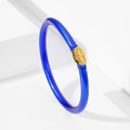 Pulsera moderna de silicona azul eléctrico con un detalle de metal dorado grabado - Azul