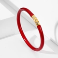 Pulsera de silicona roja brillante con dije de estrella dorada y pedrería fina - Rojo