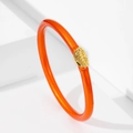 Brazalete minimalista de resina naranja brillante con detalle de metal dorado grabado - Naranja Oscuro