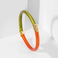 Pulsera de silicona con purpurina verde y naranja y detalle floral de metal dorado - Naranja + Verde