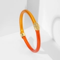Pulsera de silicona arcoíris con resina naranja y cierre de metal con rosa dorada - Naranja + Dorado