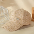 Détail de la casquette en tweed avec décoration en forme de cœur, perles et strass - Jaune clair