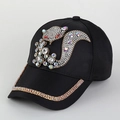 Dettaglio degli strass colorati a forma di volpe su un cappello da baseball nero - Nero