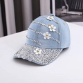Hellblaue Denim-Baseballkappe mit glitzernden Strasssteinen und weißen Blumenverzierungen - Einheitsgröße / Hellblau