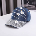 Modische Denim Baseballkappe für Damen mit glitzernden Strasssteinen und weißen Blumen - Einheitsgröße / Dunkelblau