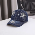 Berretto in denim lavato blu scuro con stelle di strass e piccoli accenti floreali raffinati - Taglia unica / Blu scuro