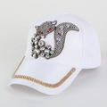 Dettaglio del motivo a volpe con strass su un cappellino da baseball bianco e spesso - Bianco