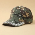Detail van camouflage honkbalpet met glanzende steentjes op de klep en de kroon - L (58-60cm) / Donkergroen Camo (Stijl 2)