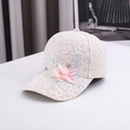 Detalle de la gorra floral con flores de seda 3D, encaje y perlas bordadas - Talla única / Caqui