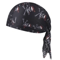 Vue détaillée du bonnet de pirate respirant avec motifs crânes et coutures robustes - Noir Avec Crâne à Foulard Rouge