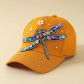 Détails de broderie d'une libellule en strass colorés et de cœurs sur casquette orange - Orange
