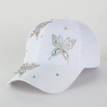 Detalle del diseño de mariposa con pedrería en gorra de béisbol blanca de mujer - Talla única / Blanco