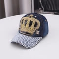 Détail de broderie couronne et perles sur casquette de baseball en jean bleu - Taille unique / Bleu Denim