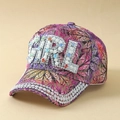Dettaglio del cappellino floreale con scritta GIRL in strass e accenti di perle - Taglia unica / Rosa