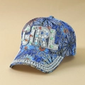 Dettaglio del berretto da baseball in pizzo blu con decorazione GIRL in perle e strass - Taglia unica / Blu