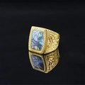 Anello vintage dorato con inserto rettangolare in guscio di abalone colorato e rilievi - US 8 / Oro