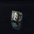 Anello vintage con conchiglia abalone quadrata e incisioni a volute su fascia argentea - US 8 / Nero