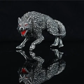 Punk stijl roestvrijstalen wolf beeldje met gedetailleerde vacht en rode ogen accenten - Wolf Standbeeld Stijl (x3763)