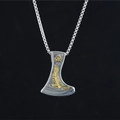 Collar de hacha vikinga plateada con ave dorada en relieve y símbolo de Valknut - Colgante Bicolor Oro y Plata con Cadena