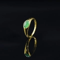 Anello sigillo dorato minimalista con finitura lucida e una gemma ovale verde incastonata - Oro-Smeraldo