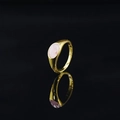 Anello in acciaio inossidabile dorato lucido con gemma rosa ovale su sfondo nero - Oro-Rosa