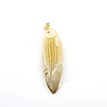 Colgante de pez koi vintage en acero de titanio dorado pulido sobre fondo blanco - Colgante Dorado Solo (Sin Cadena)