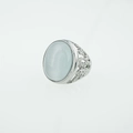 Anello vintage da uomo in acciaio con una pietra blu ovale e decorazioni incise a mano - US 7 / Bianco / Argento