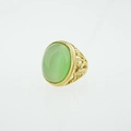 Bague vintage dorée avec une grande pierre verte ovale et des gravures ajourées fines - Cyan / Or