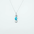 Collar de caballito de mar para mujer con ópalo azul incrustado en cadena de plata - Estilo de Caballo de Mar de Ópalo Azul
