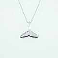 Gepolijste titanium stalen walvisstaart hanger ketting met een slanke zilveren afwerking - Grote Hanger Met Ketting