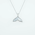 Elegante walvisstaart hanger met glanzend parelmoer aan een zilveren schakelketting - Zilverkleur Hanger met Ketting