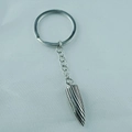 Llavero de acero de titanio para hombre con colgante de bala y textura en espiral - Estilo Plateado
