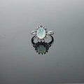 Anillo vintage clásico de opale ovalado para mujer con halo de diamantes y banda plateada - US 5 / Ópalo Verde Iridiscente
