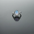 Anillo clásico con opalo ovalado y diseño de girasol con destellos de fuego vibrantes - US 5 / Ópalo Azul Iridiscente
