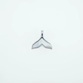 Zilveren walvisstaart hanger met iriserende schelp inleg en gepolijste afwerking - Stalen Kleur Hanger Alleen (Zonder Ketting)