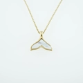 Elegante gouden walvisstaart ketting met witte parelmoer inleg op een dunne ketting - Goudkleurige Hanger Met Ketting