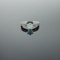 Anello regolabile con opale blu oceano, simbolo dell'infinito e zirconi brillanti - US 4 / Anello Opale Bianco