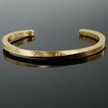 Brazalete Mobius retro en forma de C de acero de titanio dorado con grabado geométrico - Dorado
