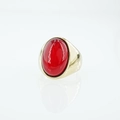 Anello da uomo in titanio dorato lucido con un grande inserto in gemma rossa ovale - Taglia 7 / Rosso (Tono Oro)